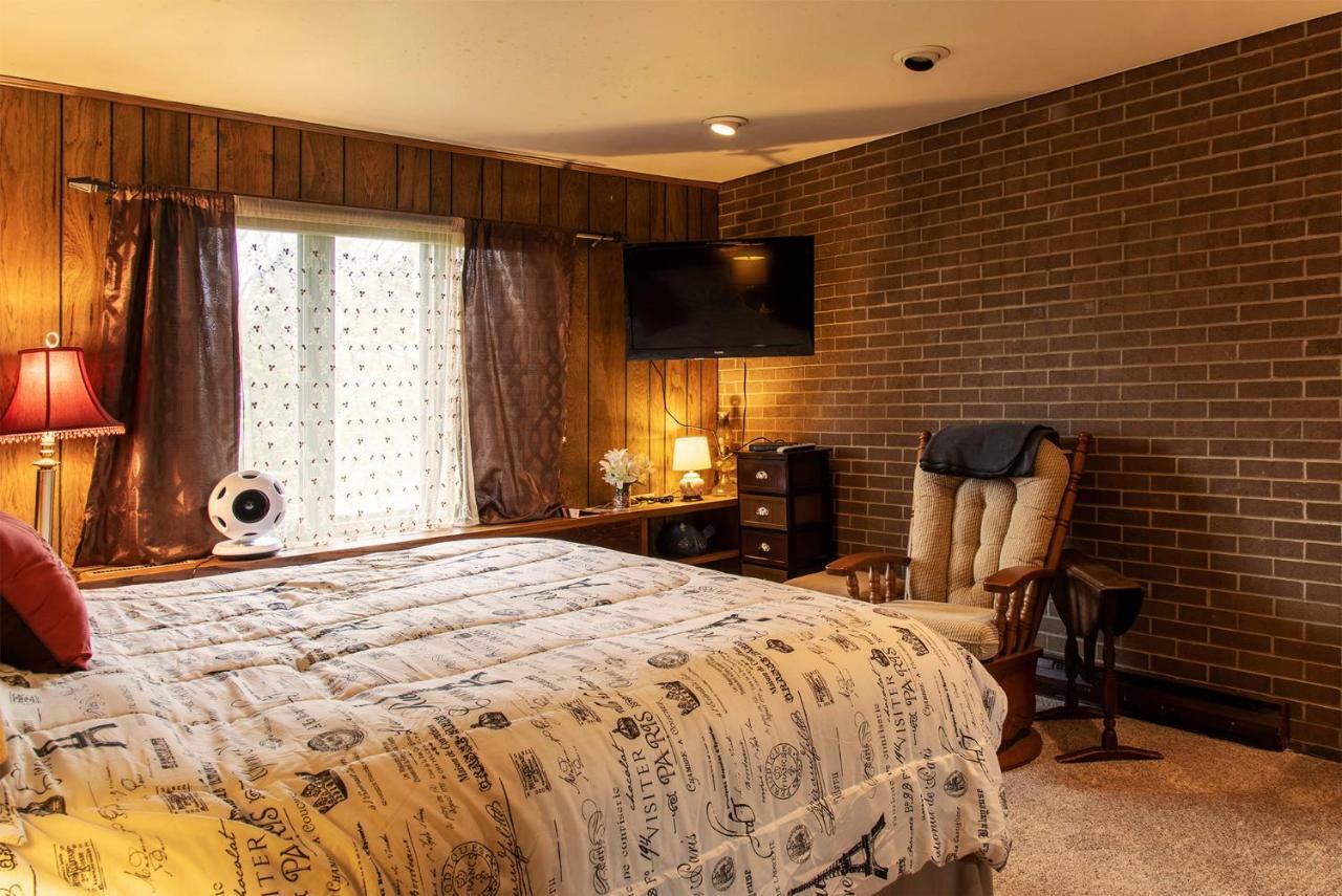 Shane Acres Country Inn Juneau Экстерьер фото