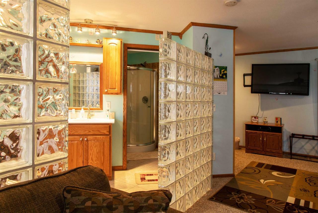 Shane Acres Country Inn Juneau Экстерьер фото