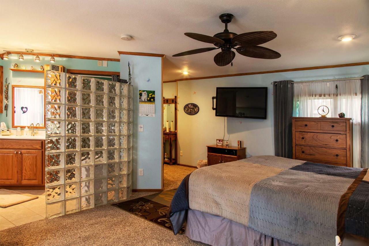 Shane Acres Country Inn Juneau Экстерьер фото