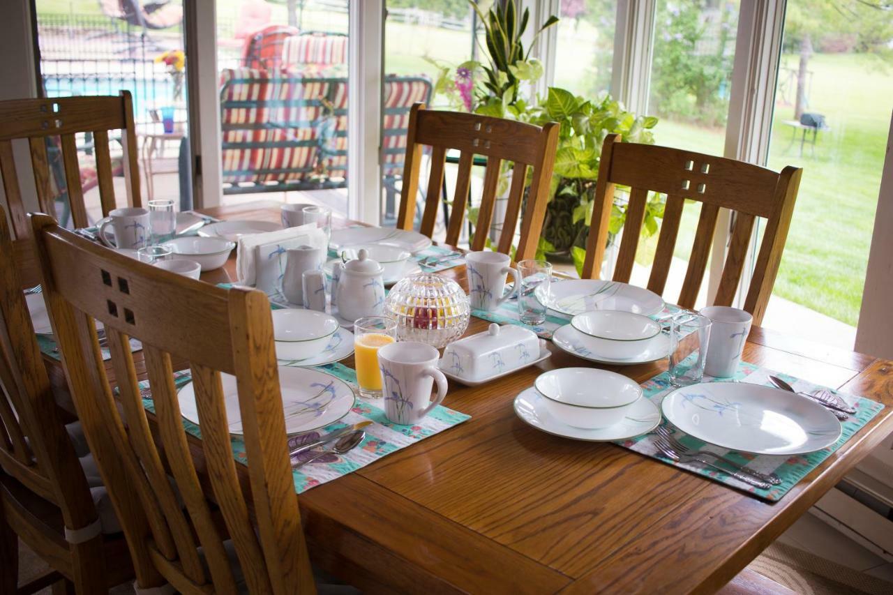 Shane Acres Country Inn Juneau Экстерьер фото
